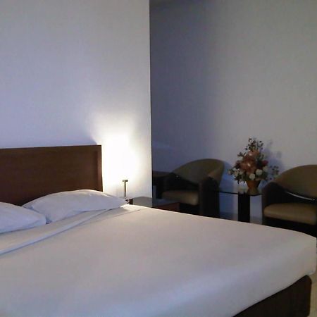 Hotel Lucky Inn Manado Zewnętrze zdjęcie