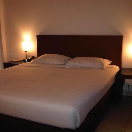 Hotel Lucky Inn Manado Zewnętrze zdjęcie