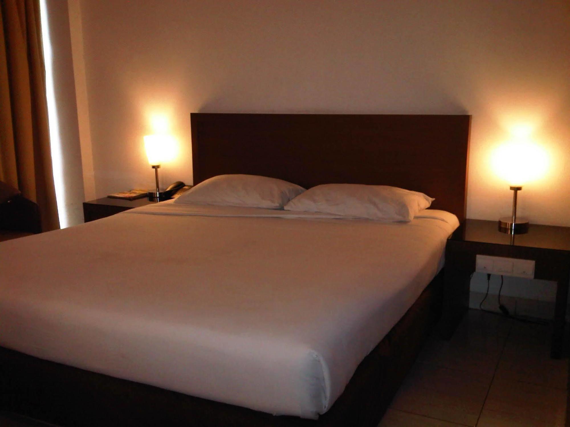 Hotel Lucky Inn Manado Zewnętrze zdjęcie