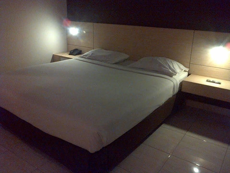 Hotel Lucky Inn Manado Zewnętrze zdjęcie